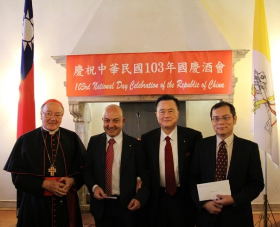 王豫元大使（右二）、馬丁諾樞機主教（左一）、華航蕭忻增總經理（右一）與幸運抽中機票者Ettore（左二）合影