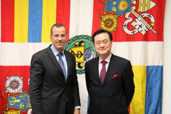 王豫元大使（左）與梵蒂岡瑞士衛隊隊長 Daniel Rudolf Anrig合影