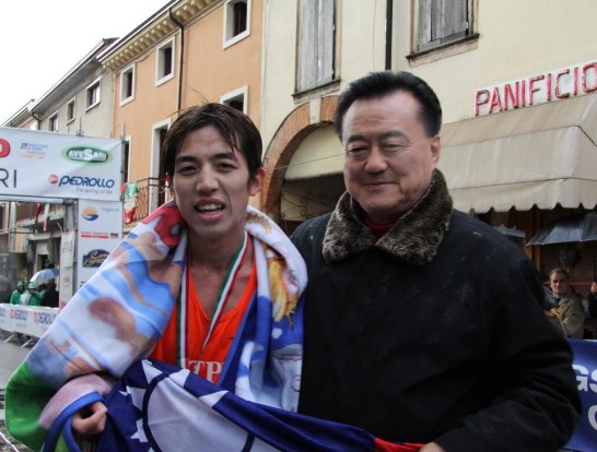 王豫元大使(右)在馬拉松賽終點向我國選手王秋竣（左）致賀