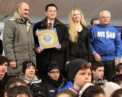 蒙特福地市長Carlo Tessari（左一）及王大使豫元（左二）與路跑協會人員及參賽選手合影。