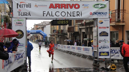 我國選手王秋峻抵達終點線，榮獲第三名。