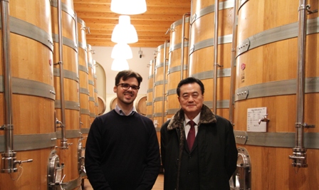王大使參觀酒莊聽取生產簡報情形。