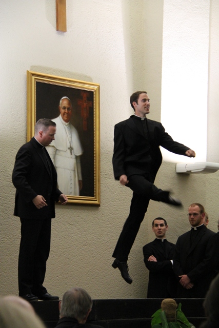 絕妙精湛的踢踏舞表演壓軸，高超舞技贏得最熱烈的掌聲。