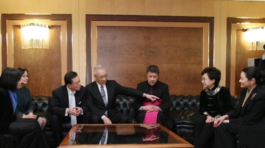 左起：外交部史次長亞平、副總統夫人蔡令怡女士、王豫元大使、吳副總統敦義、教廷國務院禮賓官Mons.Luigi Ginami蒙席、江女爵士綺雯、王大使夫人李琦女士