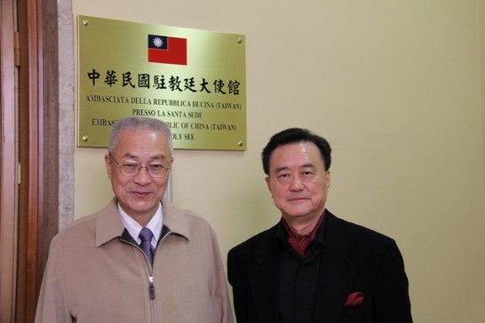 巡視大使館時，吳副總統與王豫元大使攝於大使館門口。