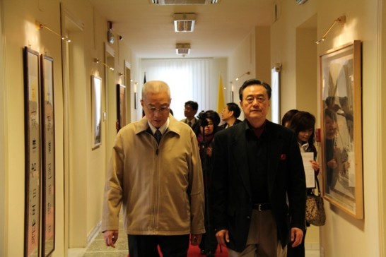 王豫元大使陪同副總統巡視大使館情形。