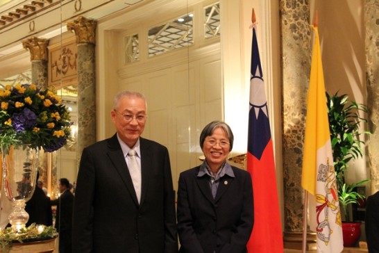 吳副總統與瑪麗亞方濟傳教修女會李碧圓總諮議合影