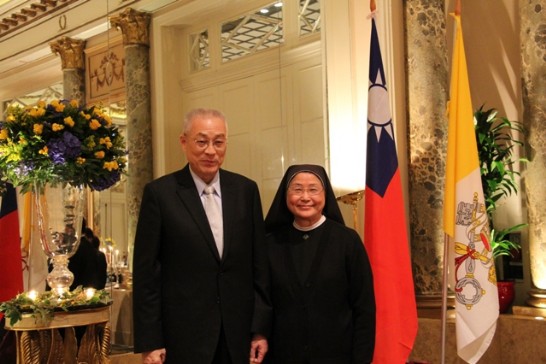 吳副總統與林玉美修女合影