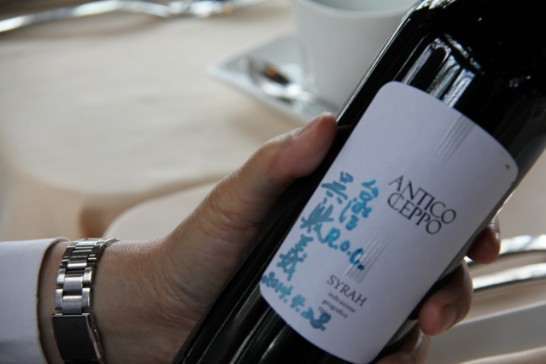 吳副總統應邀在餐廳陳年葡萄酒標籤上簽名留念。