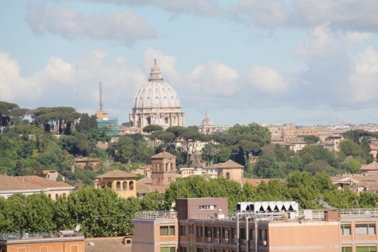 自馬團遠眺梵蒂岡聖伯多祿大教堂。