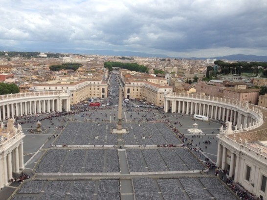自陽台俯瞰聖伯多祿廣場之景觀。