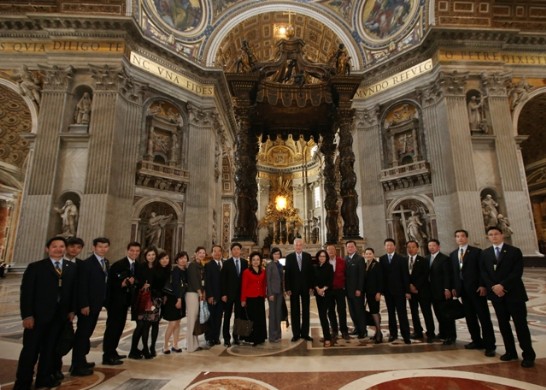 副總統伉儷偕全體團員及工作人員於教堂主祭壇前合影。