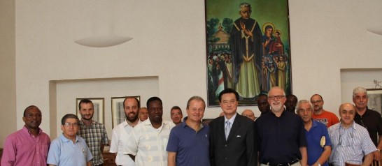 王大使豫元（前排著西裝者）與「憂苦之慰修會」總會長Stefano Camerlengo神父（左6）、副會長Dietrich Pendawazima神父（左5）、亞洲及歐洲事務首席顧問Ugo Pozzoli神父（前排右3）及修會傳教士在修會會祖肖像下合影