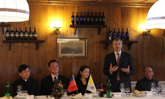 梵蒂岡留台校友會會長暨教廷宗座聖十字大學教授Jorge MILAN（站立者）於餐會前致詞