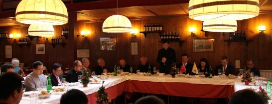 韓大輝總主教（站立者）帶領餐前祈禱