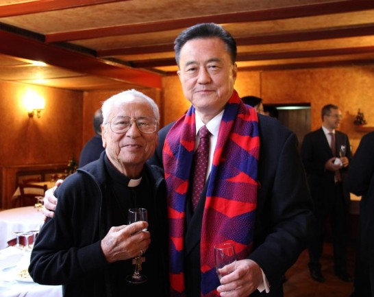 王豫元大使（右）與旅梵資深神職鍾桂生神父合影