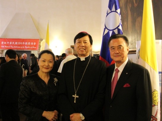 王大使豫元夫婦與教廷萬民福音部秘書長韓大輝總主教(中)合影