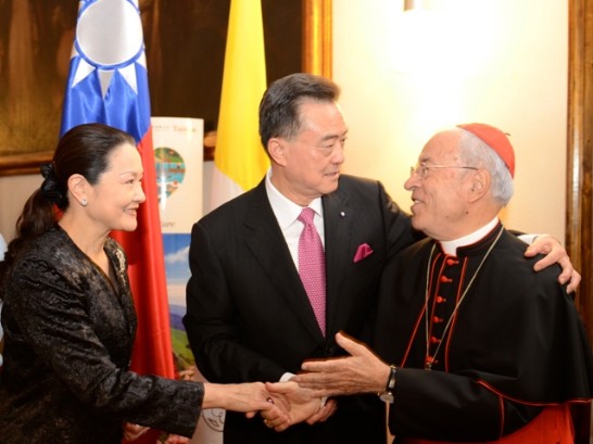 王大使豫元夫婦歡迎前聖座特赦法院院長蒙特羅樞機主教（Card. Monteiro de Castro，右）