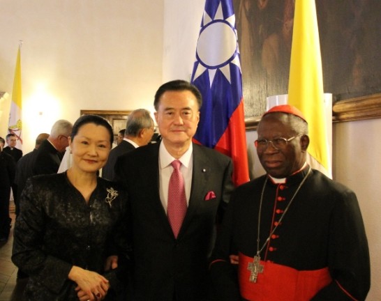 王大使豫元夫婦(左一、二)與安霖澤樞機主教（Card. Arinze）合影