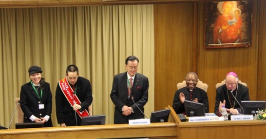 王豫元大使（中）於會議中介紹李柏毅（左二）並請其向與會貴賓致意，齊懋斯基主席（右一）、醫牧會秘書長Musivi Mupendawatu（右二）及簡靜惠（左一）開心聆聽。