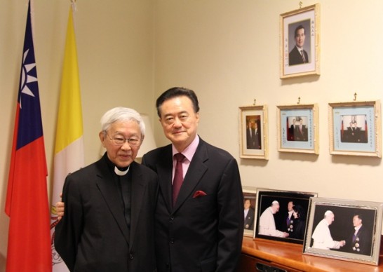 103年2月陳日君樞機（左）曾與王豫元大使會晤並合影。