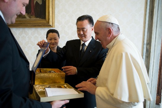 王大使豫元致贈教宗方濟各高粱酒及噶瑪蘭威士忌酒禮盒情形