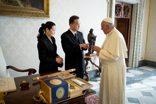 王大使夫婦向教宗方濟各辭行後，離情依依，互道珍重