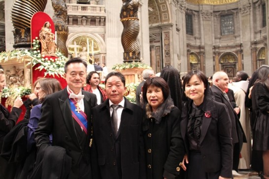 王大使豫元（左）與本館同仁許秘書及其雙親合影。