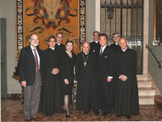 王豫元大使夫婦與主業會蔡浩偉總監（中）及該會與宴神職人員合影。