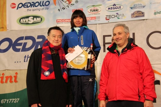 王大使豫元(左)於典禮上頒發女子組第二名獎牌及禮品予我國長跑選手陳淑華(中)，右為蒙特福地市長Gabriele Marini。