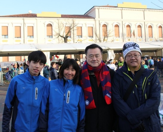 王大使豫元(右二)於賽後與兩位選手及教練合影。