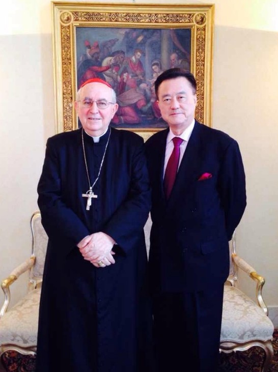 瓦里尼樞機（左）與王豫元大使合影留念。