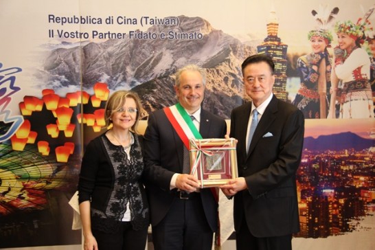 蒙特福地市市長Gabriele Marini(中、左)夫婦致贈紀念牌予王大使豫元