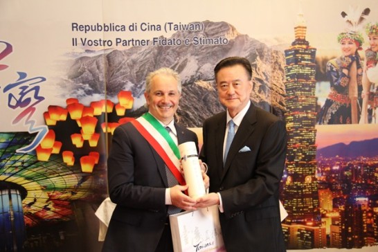 王大使豫元(右)贈送我國金門高梁酒予Marini市長