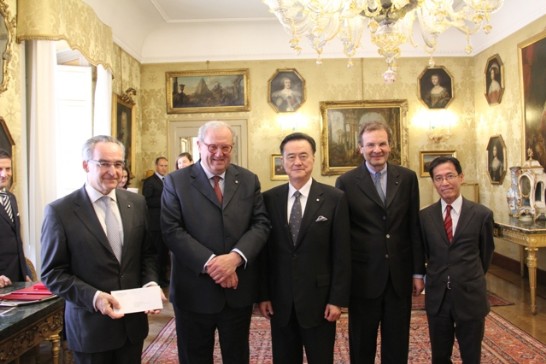 左起馬團衛生部長Rochefoucauld-Montbel、費斯汀大教長、王豫元大使、總理兼外長薄思傑（H.E. Albert Freiherr von Boeselager）、廖志賢參事