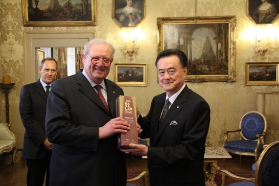 王大使（右）回贈費斯汀大教長（中）鍾愛之噶瑪蘭威士忌酒