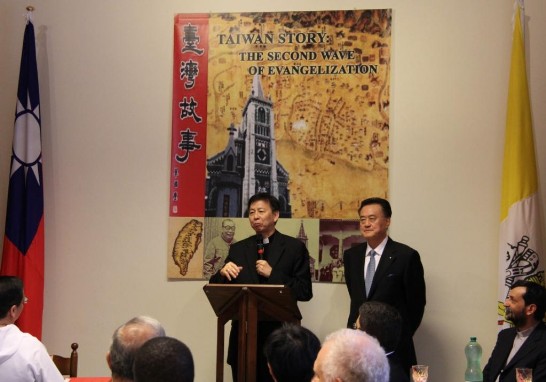 教廷萬民福音部秘書長韓大輝總主教（左）在新書發表會中致詞肯定傳教士對臺灣福傳的貢獻，右方為駐教廷王大使豫元。