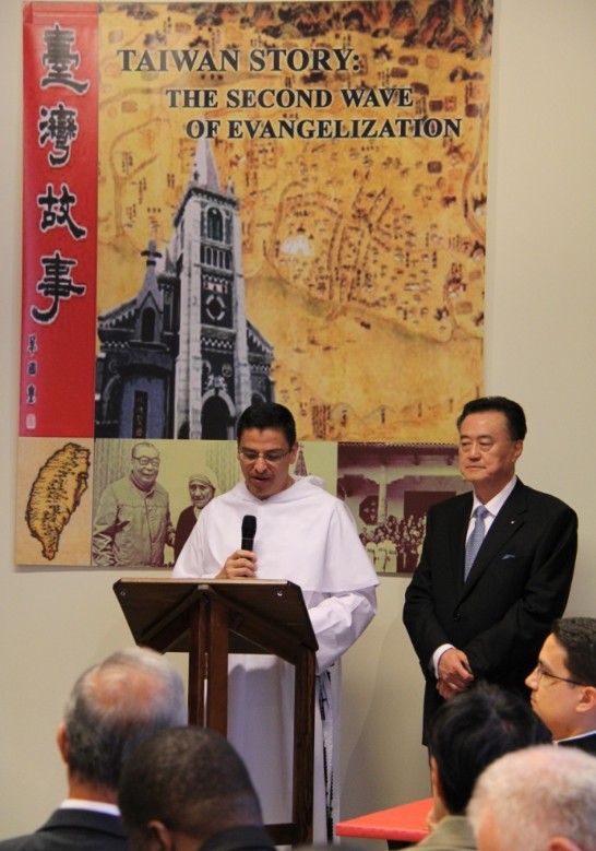 「臺灣故事」主編柯斯維神父（左）在發表會上致詞說明著作緣由，也特地感謝王大使（右）促成本書出版。