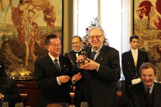 王大使豫元於國宴結束前贈送臺灣高粱酒禮盒，費斯汀大教長鑑賞把玩，互動輕鬆