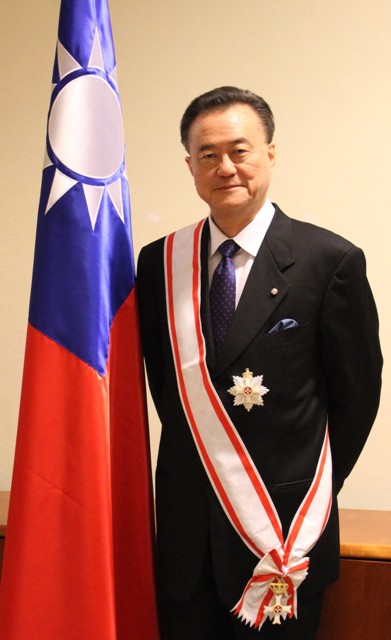 王大使豫元配戴馬團勳章於國旗前拍照留念