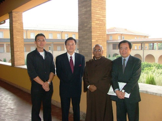 中華民國駐教廷大使王豫元(左二)探視在德蘭學院就讀之我國學生林保寶(左），採訪整理單樞機國璽所著「生命告別之旅」，天下文化出版) 在校園內合影。