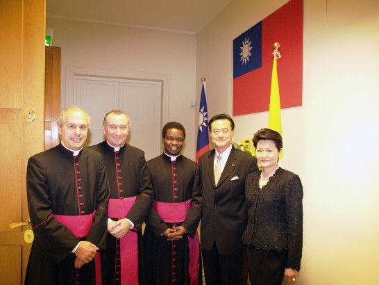 駐教廷王大使豫元暨夫人與教廷國務院助理院長Mons. Gabriela Caccia(左一)、外次Msgr. Pietro Parolin（左二）及禮賓司長Rev. Msgr. Fortunatus Nwachukwu（左三）於國慶酒會合影。