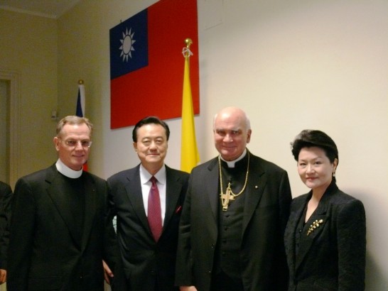 照片三：王大使夫婦與教廷「聖墓騎士團」團長Card. Patrick Foley樞機（右二）合影