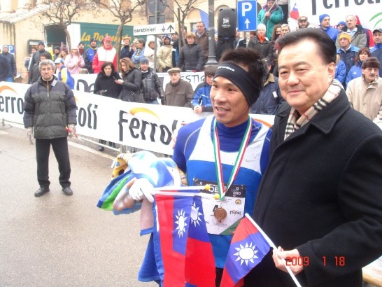 2009年1月18日，義北Monteforte舉辦第34屆慈善馬拉松比賽，我國路跑好手吳文騫參加男子組21公里競賽項目勇奪第2名，本館王大使豫元在終點處向選手道賀。