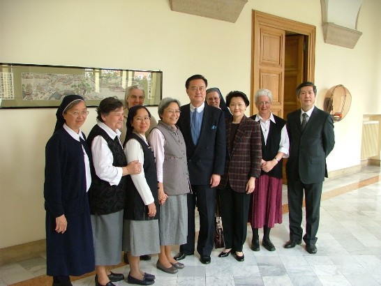 王大使夫婦與聖吳甦樂羅馬聯合總修會王總會長（左四）及全體諮議合影