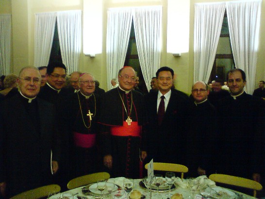 98年4月30日宗座北美學院舉辦餐會，駐教廷王大使豫元（右三）與同桌之教廷正義和平委員會主席馬丁諾樞機主教（右四，H.Em. Card. Renato Raffaele Martino)合影。