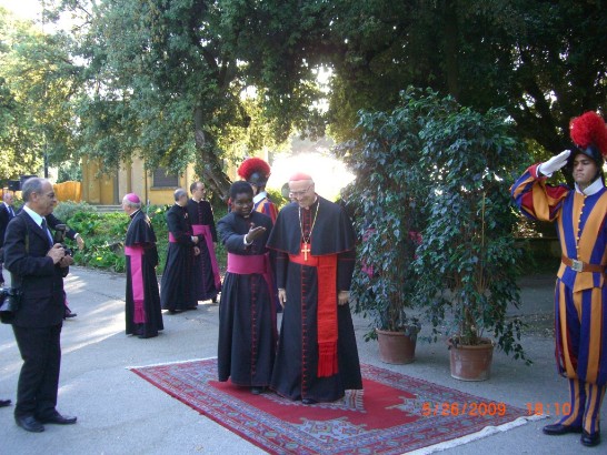 教廷國務院長國務院長貝鐸雷樞機主教（Card. Tarcisio Bertone）(中右)準備接見所有駐教廷外交官員