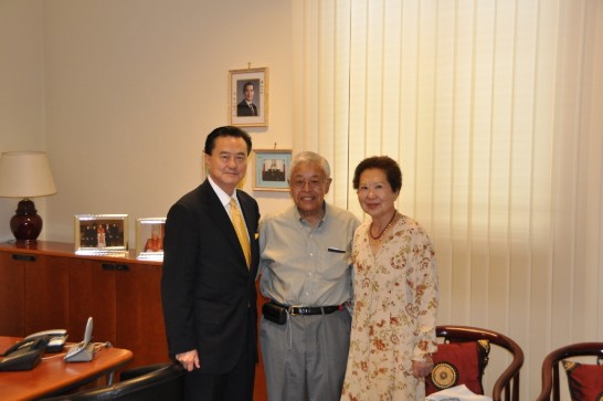 2009年7月23日，謝故大使壽康之子謝正剛博士（中）偕眷鮑士平女士拜會駐教廷王大使豫元（左）。