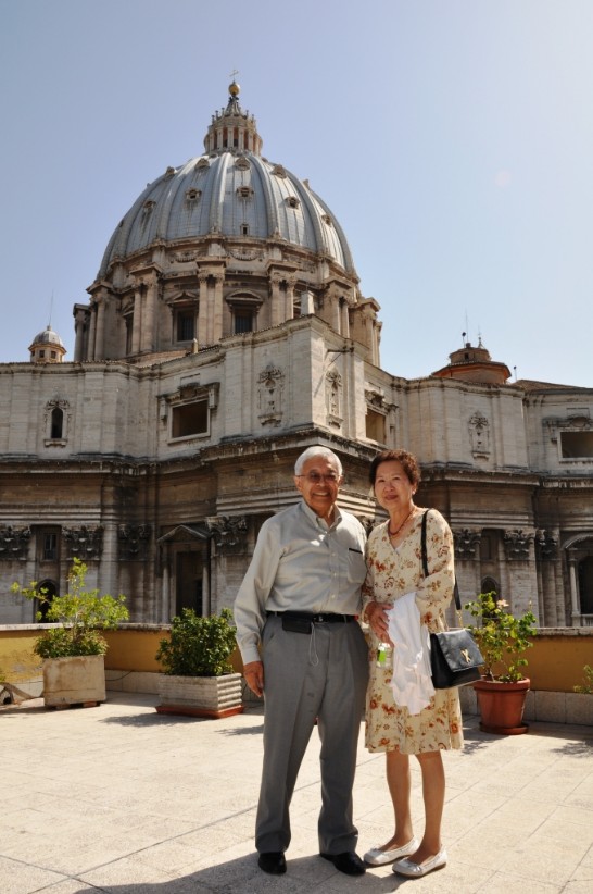 本館駐教廷第一任謝故大使壽康之子謝正剛博士夫婦，與聖伯多祿大教堂合影。