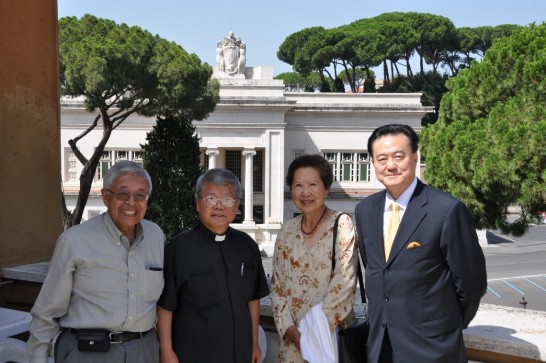 駐教廷王大使豫元（右一）及居住在梵蒂岡城內之國籍邱神父琮傑（右三）與第一任駐教廷謝故大使壽康之子謝正剛博士夫婦在梵蒂岡城內合影。